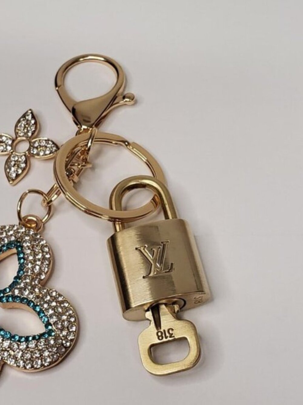 Authentic LV Gold Padlock & Key 🔑 Bag Charm / Unbranded Flower Keychain Combo - Picture 4 of 8